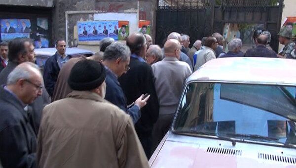 Очереди к избирательным участкам в Каире растянулись на десятки метров 