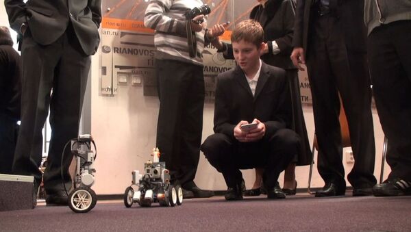 Роботы устроили борьбу в пресс-центре РИА Новости