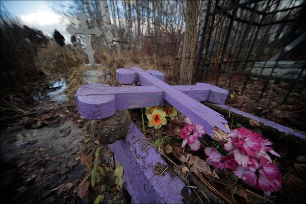 Поврежденные кресты на Пискаревском кладбище