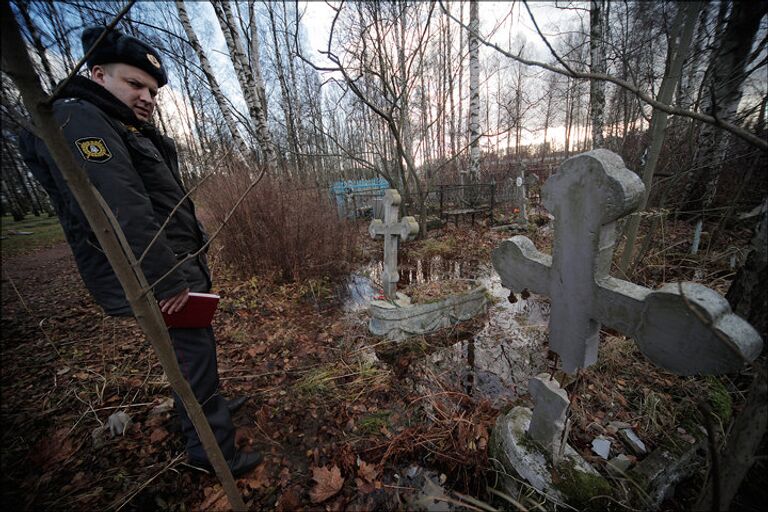 Поврежденные кресты на Пискаревском кладбище