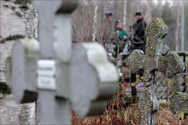 Поврежденные кресты на Пискаревском кладбище