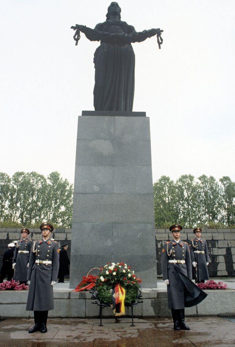 Почетный караул у монумента Мать-Родина