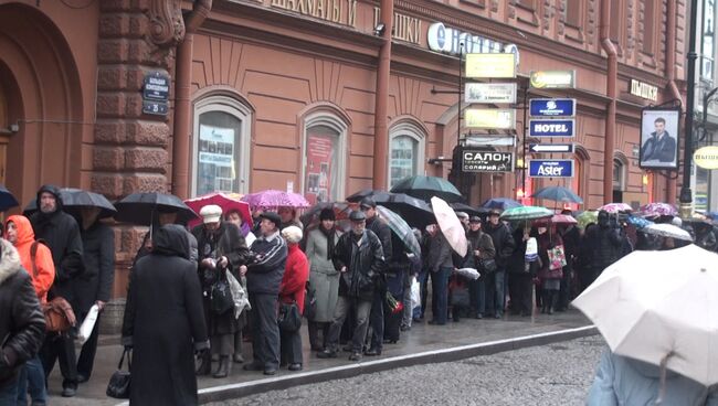 Петербуржцы стояли в очереди, чтоб проститься с Ильей Олейниковым