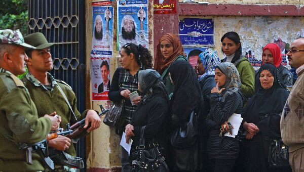 Жители Каира стоят в очереди на один из городских избирательных участков