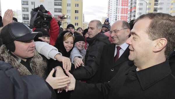 Президент РФ Д.Медведев осмотрел новый микрорайон в Екатеринбурге, где живут бывшие военнослужащие