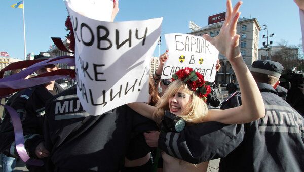 Активистки FEMEN проводят в Киеве акцию Бардак в Саркофаг. Архив