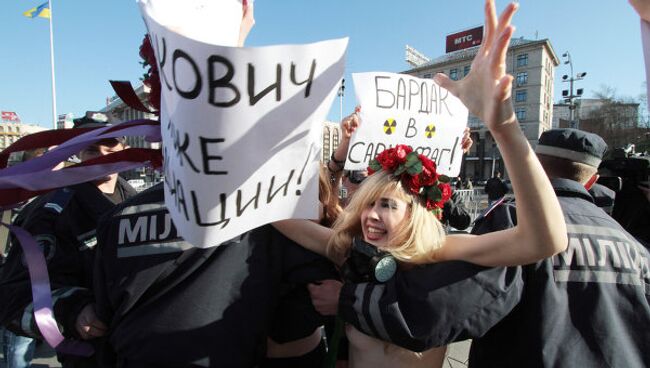 Активистки FEMEN проводят в Киеве акцию Бардак в Саркофаг. Архив