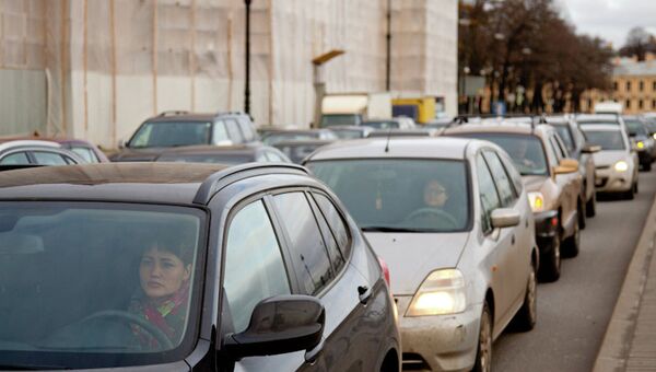 Автомобильная пробка на Васильевском острове в Петербурге