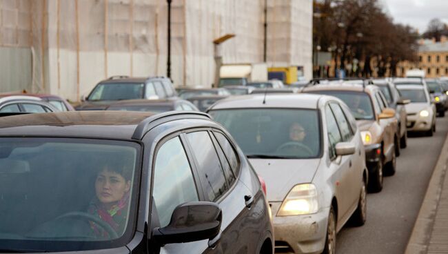 Автомобильная пробка на Васильевском острове в Петербурге, архивное фото.