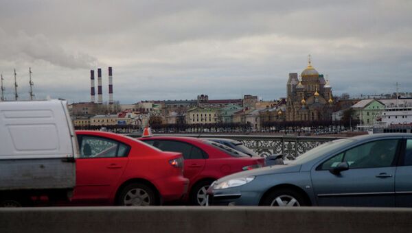 Автомобильная пробка на Благовещенском мосту в Петербурге. Архивное фото