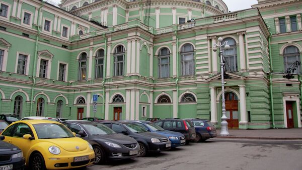 Автомобили, припаркованные у Мариинского театра в Петербурге. Архив 