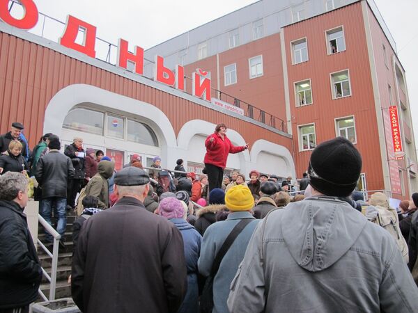 Народ закрывать. Универсам народный. Универсам народный на Просвещения. Очереди в народный Универсам. Александр Уральский народный Универсам.