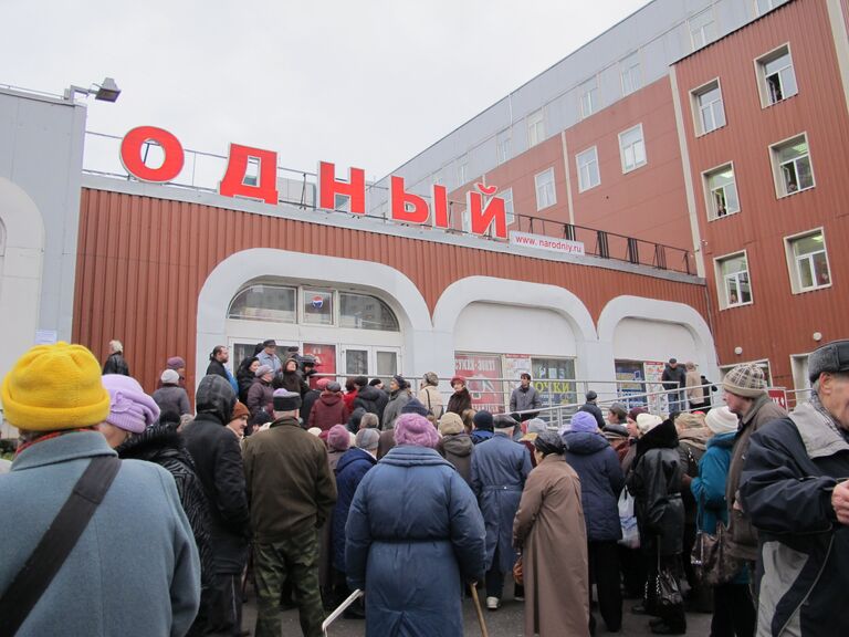 Недовольные закрытием Народного собрались около универсама