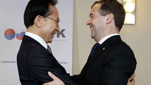 Дмитрий Медведев и президент Южной Кореи Ли Мен Бак приветствуют друг друга. Архив