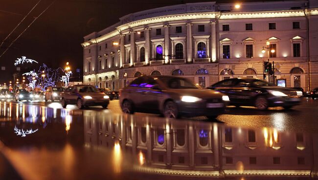 Автомобили на Невском проспекте в Петербурге. Архив