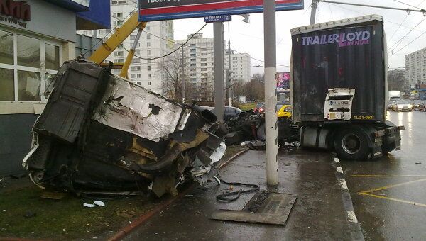 Фуру разорвало на части в результате аварии на юге Москвы