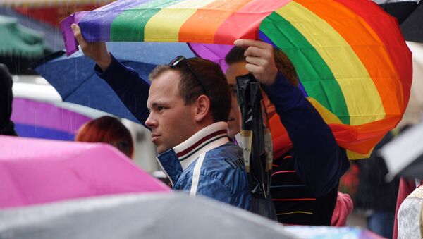 Мужчина с флагом ЛГБТ. Архив