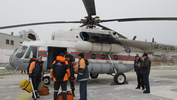 Спасатели МЧС готовятся к вылету на вертолете МИ-8. Архив