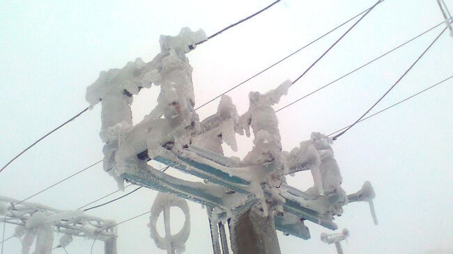 ЛЭП в снегу, архивное фото