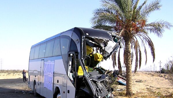 Лобовое столкновение автобуса с грузовиком в Египте. Фото с места