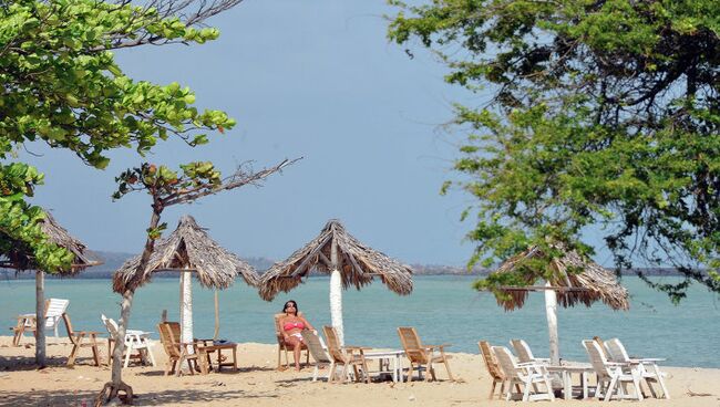 Отдыхающие на пляже. Архив