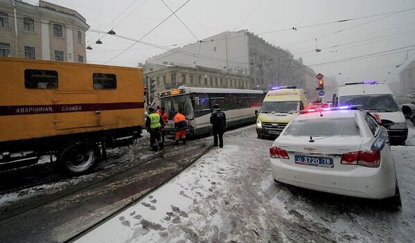 Авария с участием пассажирского автобуса и трамвая