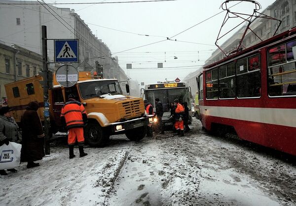 Авария с участием пассажирского автобуса и трамвая