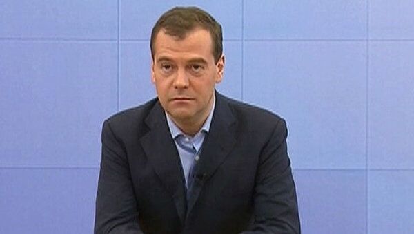 Медведев рассказал о взрывающихся лампах и дурацком регламенте