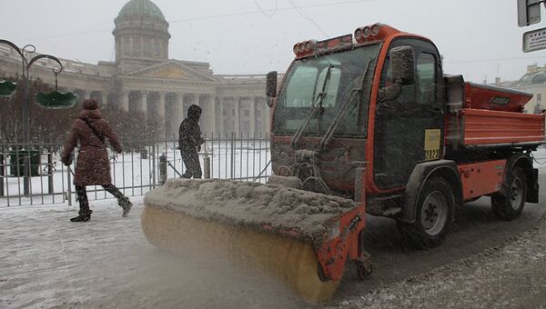 Уборка снега в центре Петербурга. Архивное фото