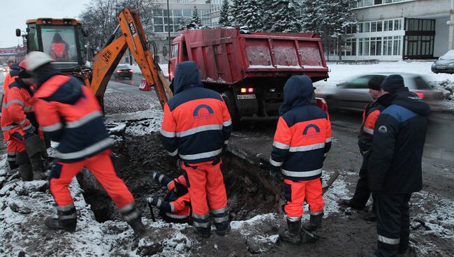 Прорыв трубопровода. Ремонтные работы на Свердловской набережной. Архив