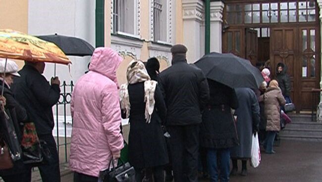 Опоздавшие к Поясу Богородицы встали в очередь у церкви Илии Пророка