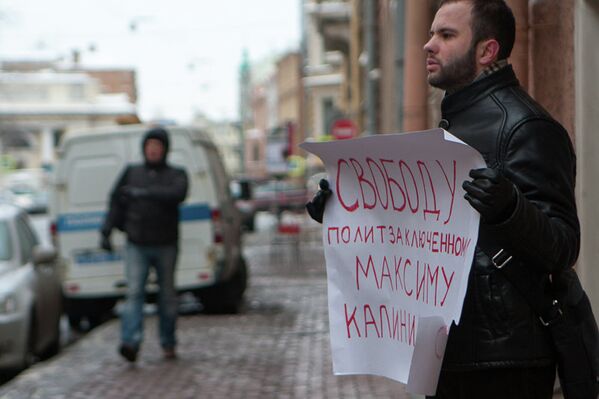Одиночные пикеты на Караванной улице в поддержку Максима Калиниченко