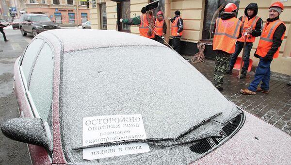 Уборка снега в Петербурге. Архивное фото