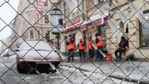 Уборка снега с крыш домов в Петербурге
