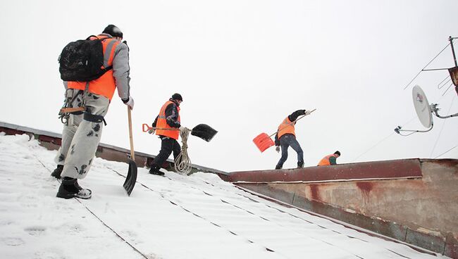 Уборка снега с крыш домов
