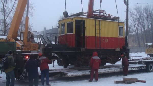 Трамвай-снегоуборщик прокатился по Петербургу на трейлере