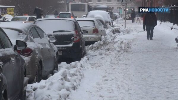 Петербургские жилищники вышли на борьбу со снегом и сосульками
