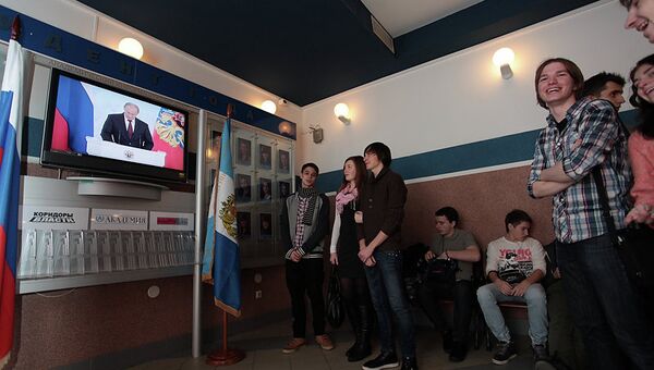Петербургские студенты смотрят трансляцию послания президента РФ В.Путина к Федеральному Собранию