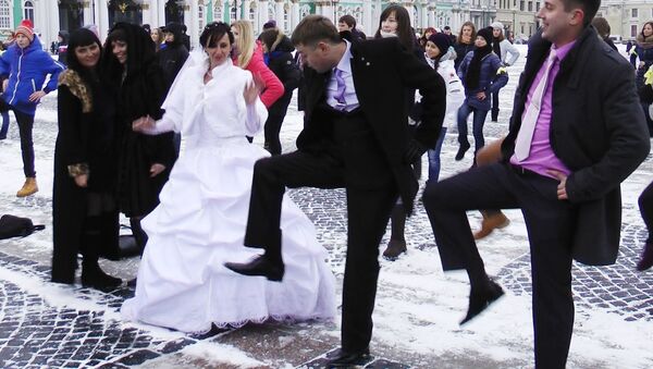 Молодожены и родители с детьми танцевали под Gangnam Style на Дворцовой
