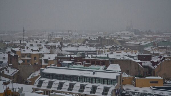 Вид сверху на крыши заснеженного Петербурга. Архив