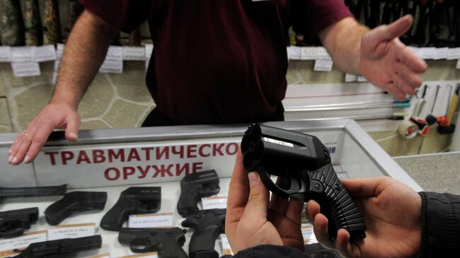 Покупатель осматривает травматический пистолет Оса в одном из оружейных магазинов Москвы. Архивное фото