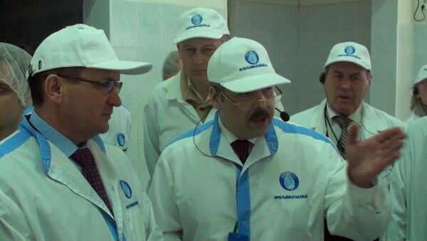 Губернатор Ленобласти и министр надели униформу и осмотрели молочный комбинат
