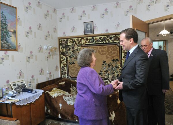 Дмитрий Медведев во время посещения социального дома Балтийский