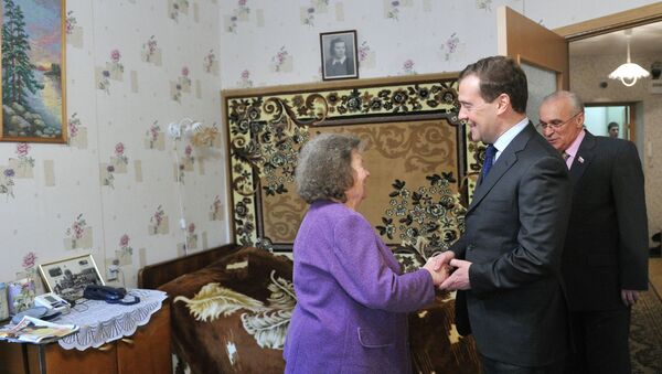Дмитрий Медведев во время посещения социального дома Балтийский