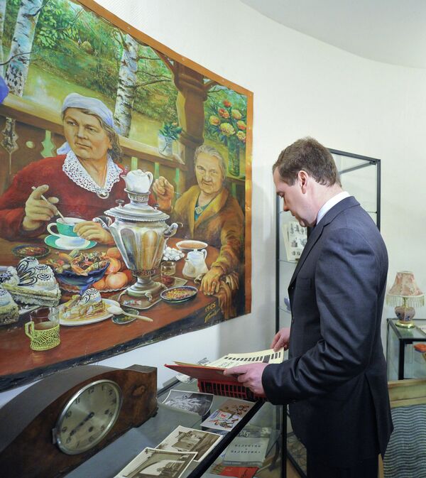 Дмитрий Медведев осматривает экспонаты музея быта ХХ века, организованного по инициативе жителей социального дома Балтийский
