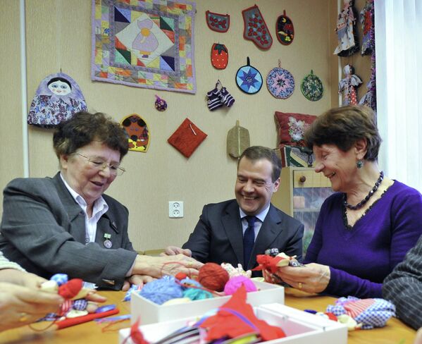 Дмитрий Медведев во время посещения социального жилого дома Балтийский беседует с пенсионерками