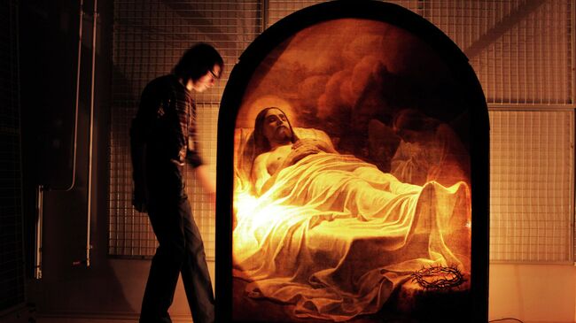 Демонстрация картины Карла Брюллова Христос во гробе в Русском музее