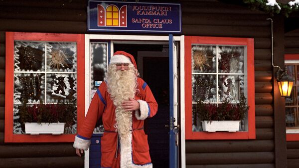 Санта Клаус у входа в свой офис. Архив
