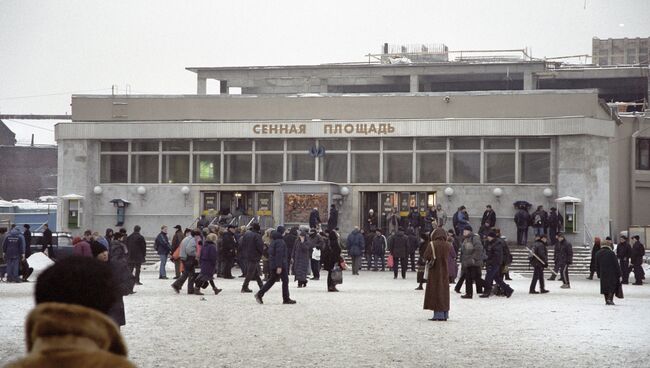 Станция метро Сенная площадь в Санкт-Петербурге. Архив