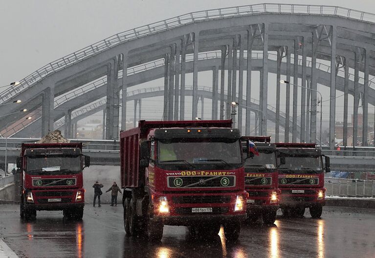 Открытие движение по набережной Обводного канала под Американскими мостами в Петербурге